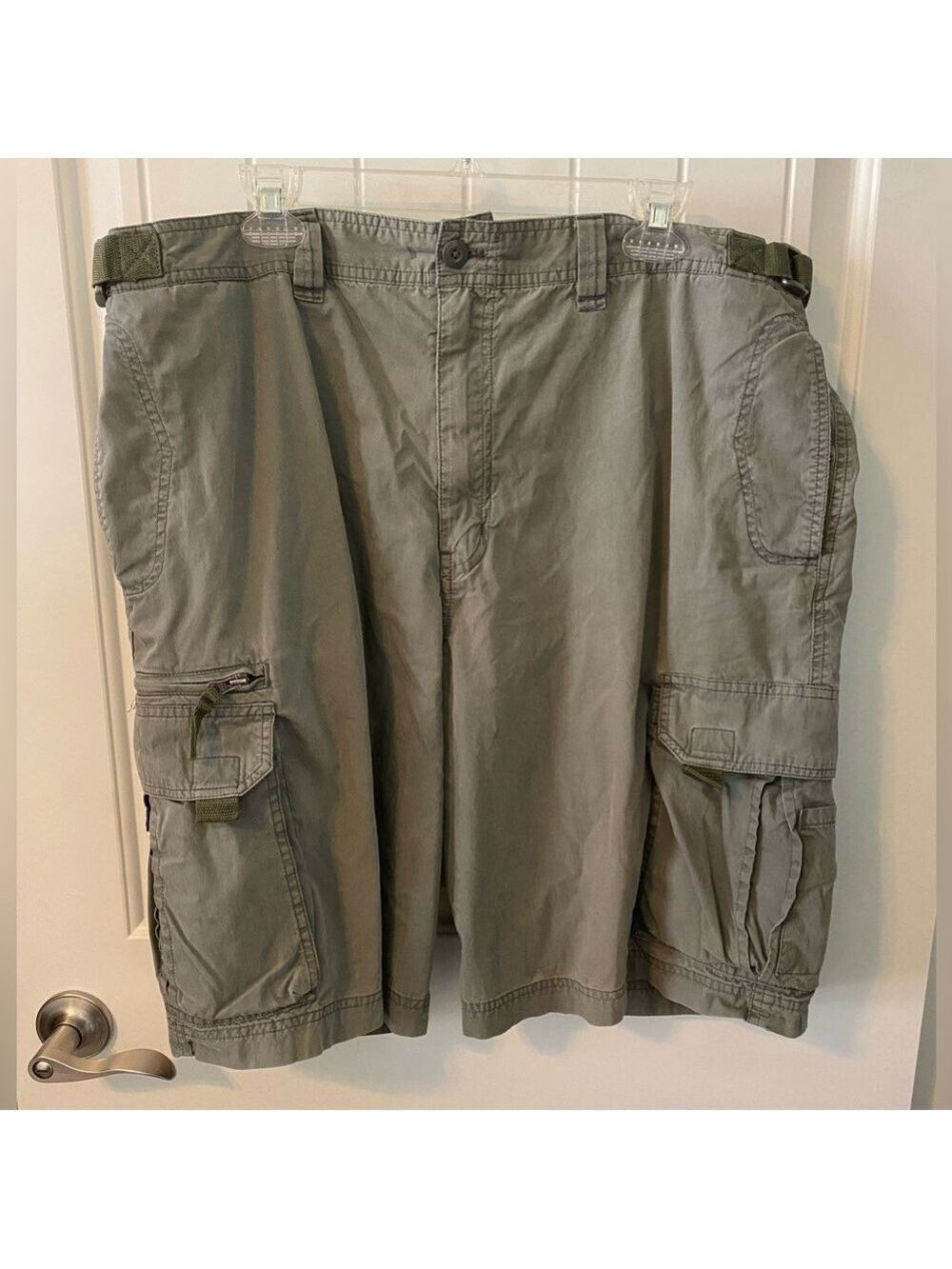 Old Navy Men’s Cargo shorts Green size 40 Belt loops zip front 6 pockets W/flaps